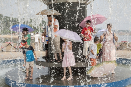 Rain shower, Shenyang, from the series Champagne Dreams on a Beer Budget (2014) | edition of 5 + 1 AP | 120 x 80 cm | framed (grey) lambda print mounted on dibond