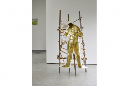 While I was gone (2013) | 160 x 100 x 60 cm | plaster - wood - gold paint